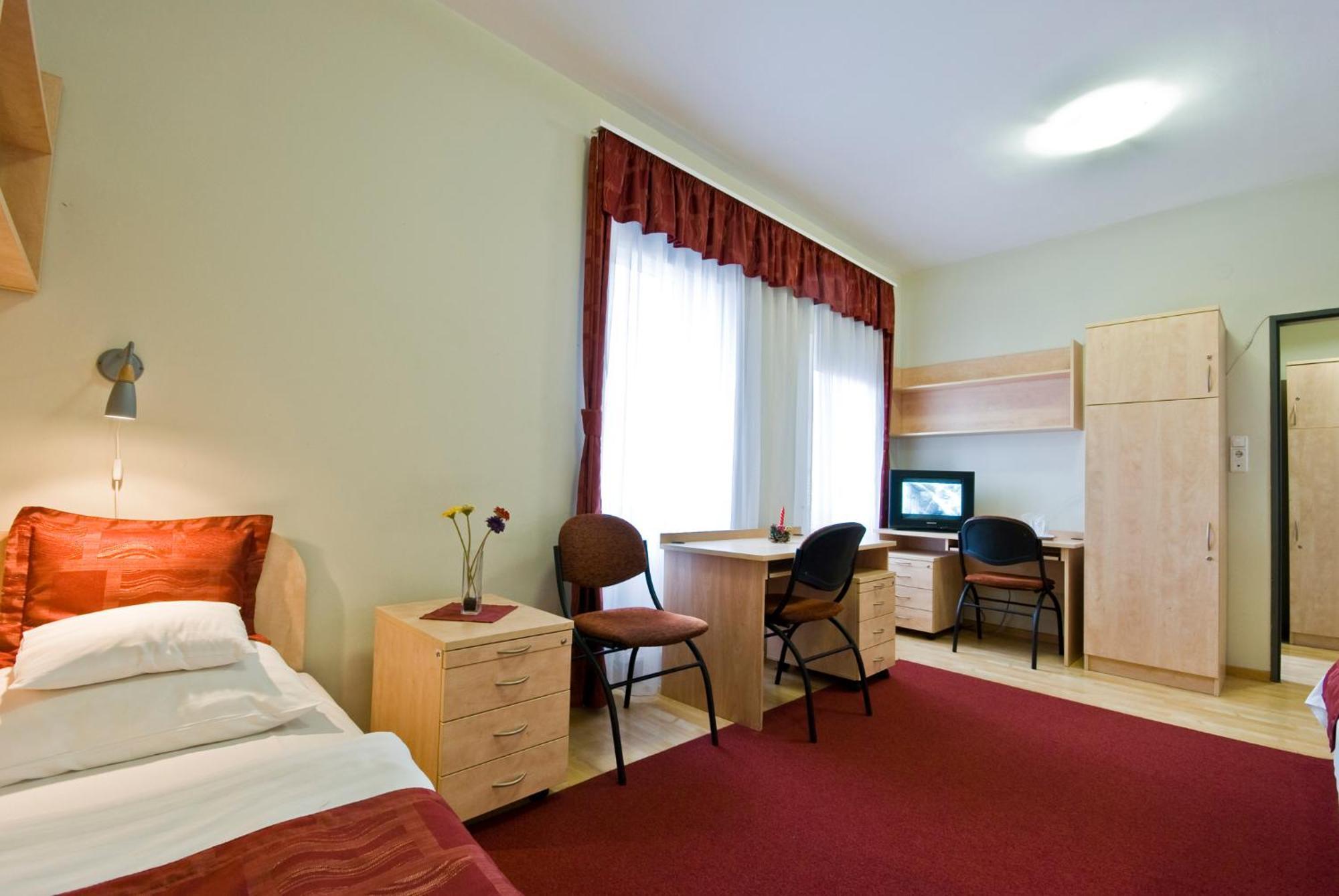 Hotel Kerpely Dunaújváros Eksteriør bilde