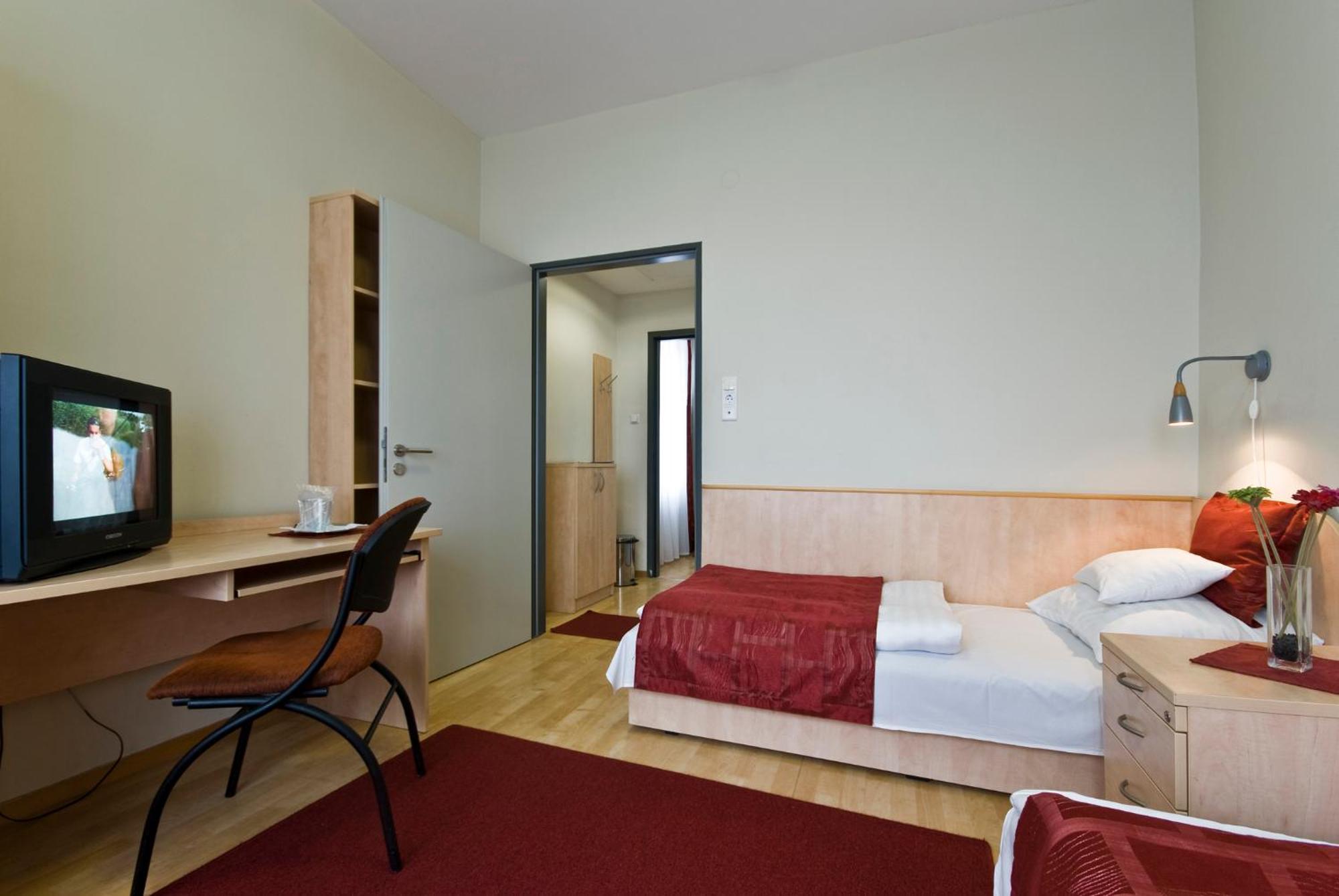 Hotel Kerpely Dunaújváros Eksteriør bilde